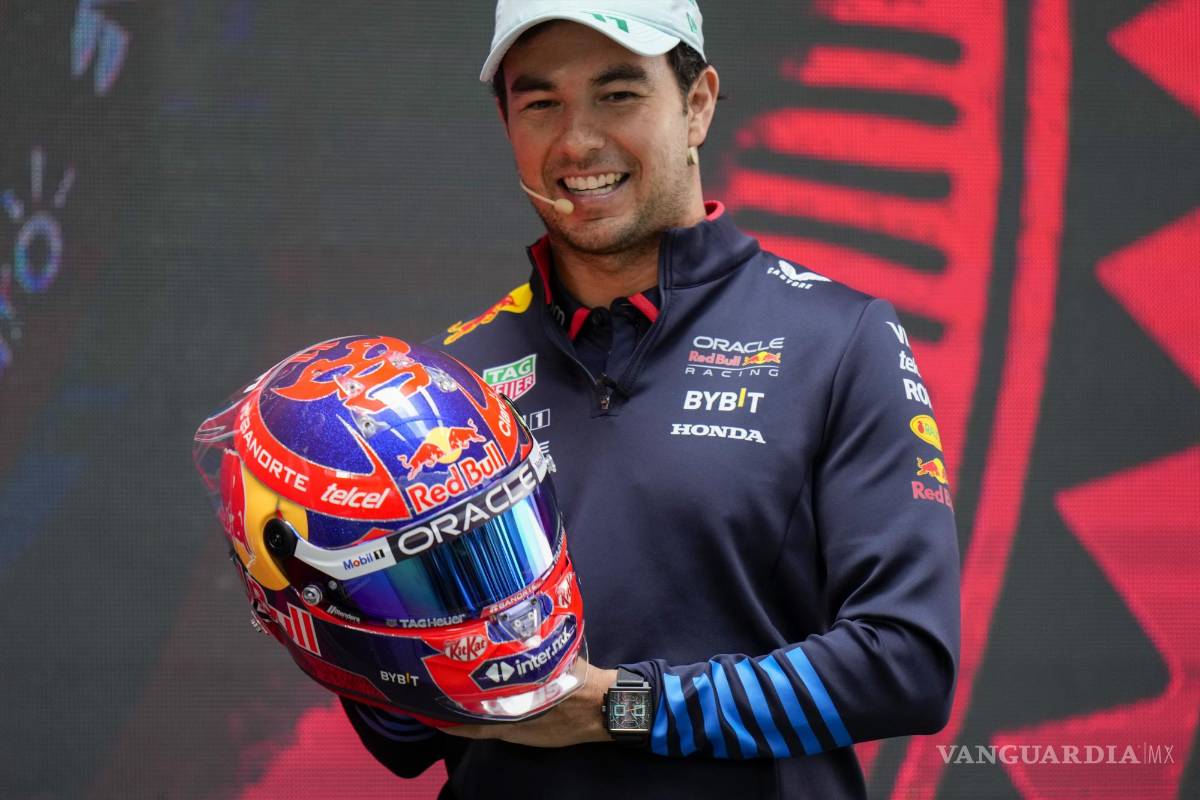 $!El piloto tapatío presumió el casco que utilizará para el Gran Premio de México.