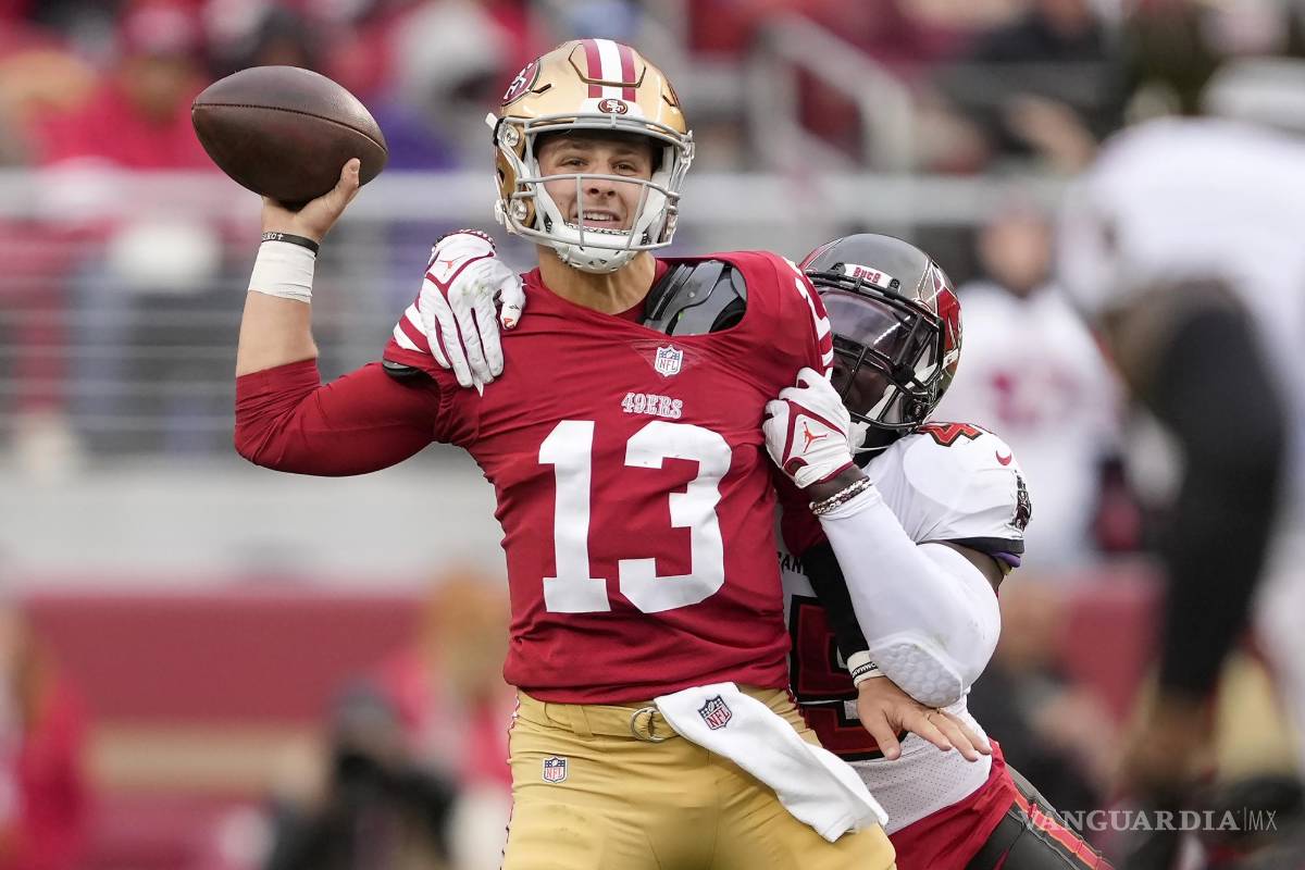 $!El mariscal de campo de los 49ers de San Francisco, Brock Purdy (13), pasa mientras el apoyador de los Bucaneros de Tampa Bay, Devin White, aplica presión.