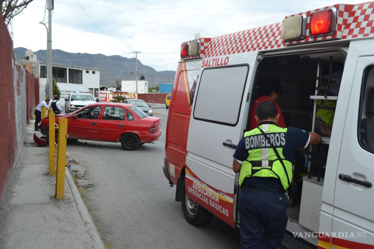 Le fallan los frenos y destroza su auto en colonia de Saltillo