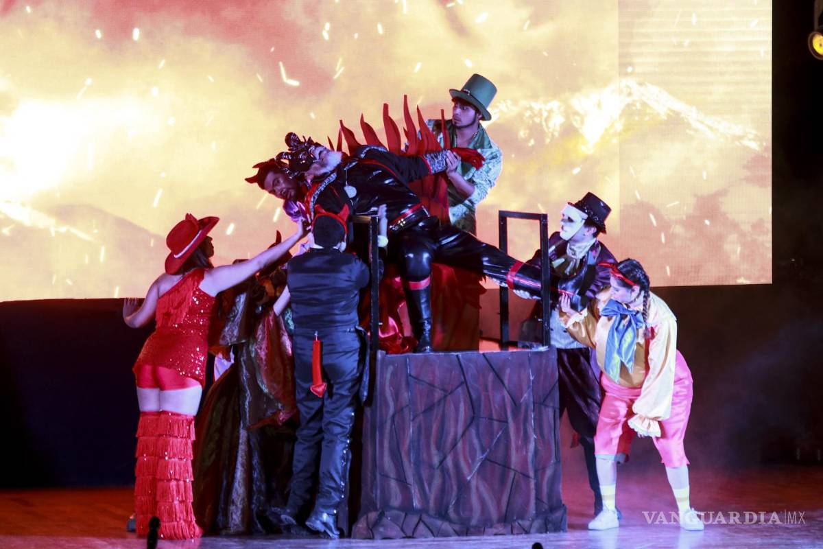 $!Tras el encendido, se presentó en el Paraninfo del Ateneo Fuente la Pastorela de Catón ‘Diablos y Pastores’, que celebró su 49 aniversario.