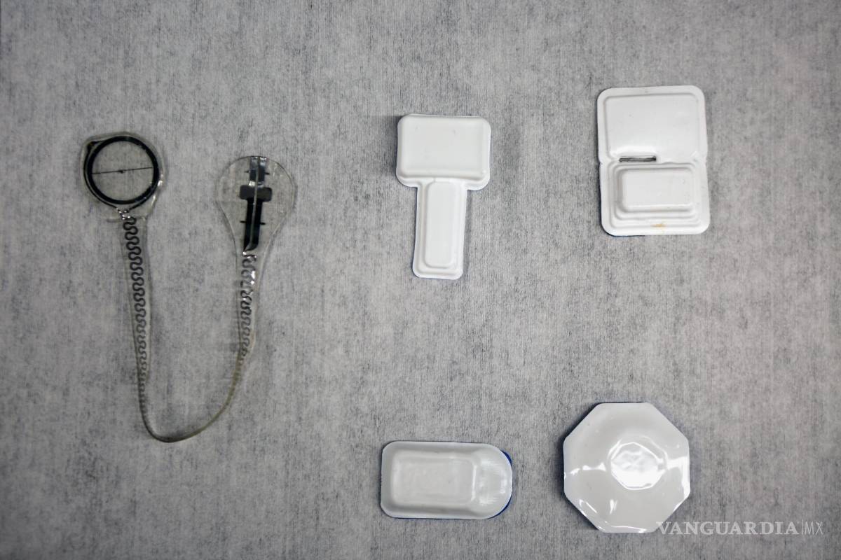 $!Todos los dispositivos dispuestos juntos, con el marcapasos transitorio a la izquierda.