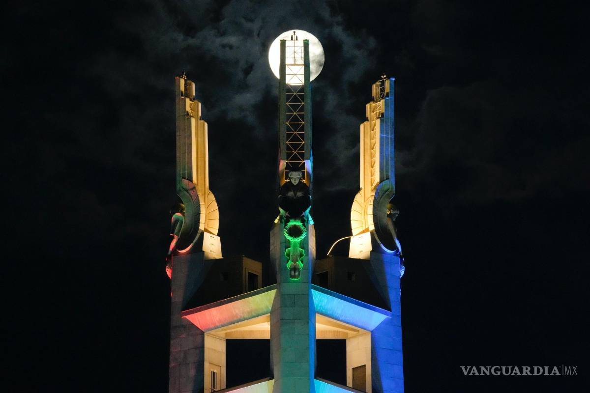 $!La luna llena se eleva sobre el Santuario Conmemorativo de Quezon en la ciudad de Quezon, Filipinas, el jueves 14 de julio de 2022.