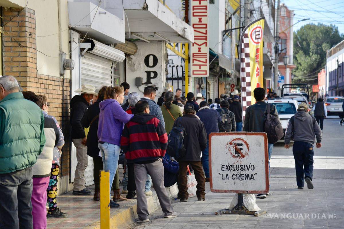 $!Los beneficiarios afectados, expresaron su preocupación por la demora en el cajero de la sucursal del Bienestar.