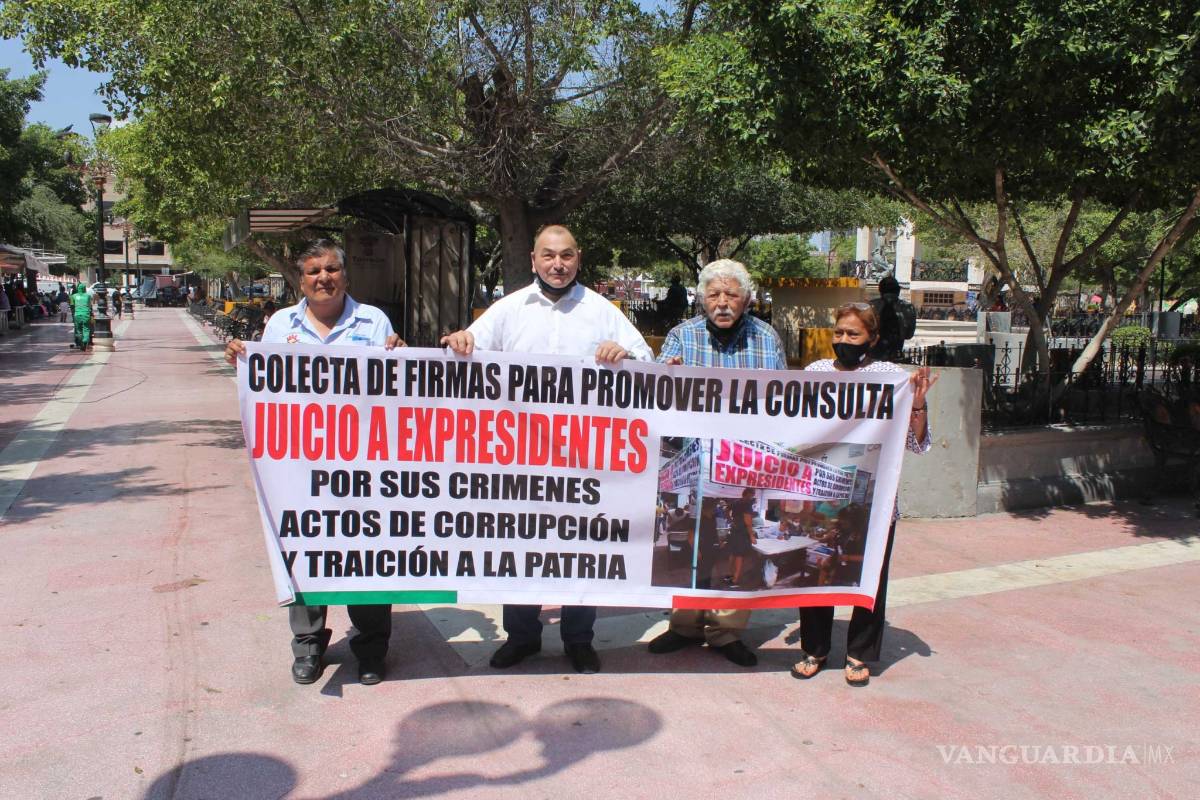 $!Dos grupos recolectan firmas en Torreón para juicio de expresidentes
