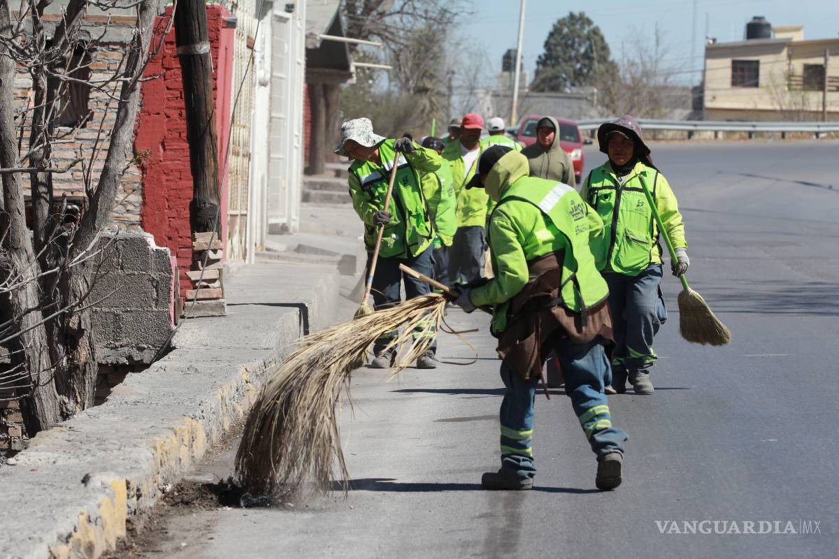 $!Personal del programa “Aquí Andamos” trabaja en la rehabilitación de parapetos en el puente del bulevar Emilio Arizpe de la Maza, mejorando la seguridad de quienes transitan por el lugar.