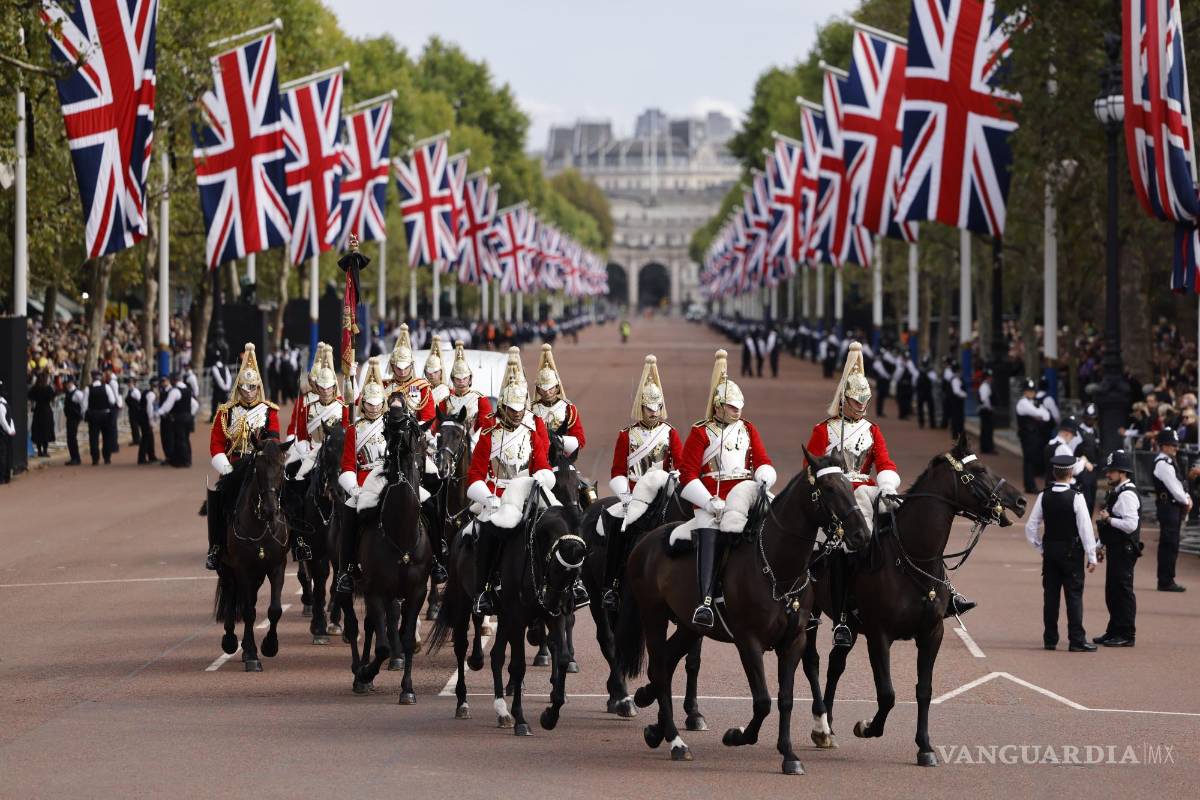 $!Miembros de la Caballería de la Casa de los Guardias de la Vida recorren The Mall antes de la procesión para llevar el cuerpo de la Reina Isabel II a Westminster Hall.