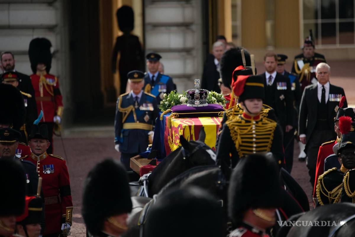 $!El ataúd de la reina Isabel II sale del Palacio de Buckingham hacia el Westminster Hall de Londres.