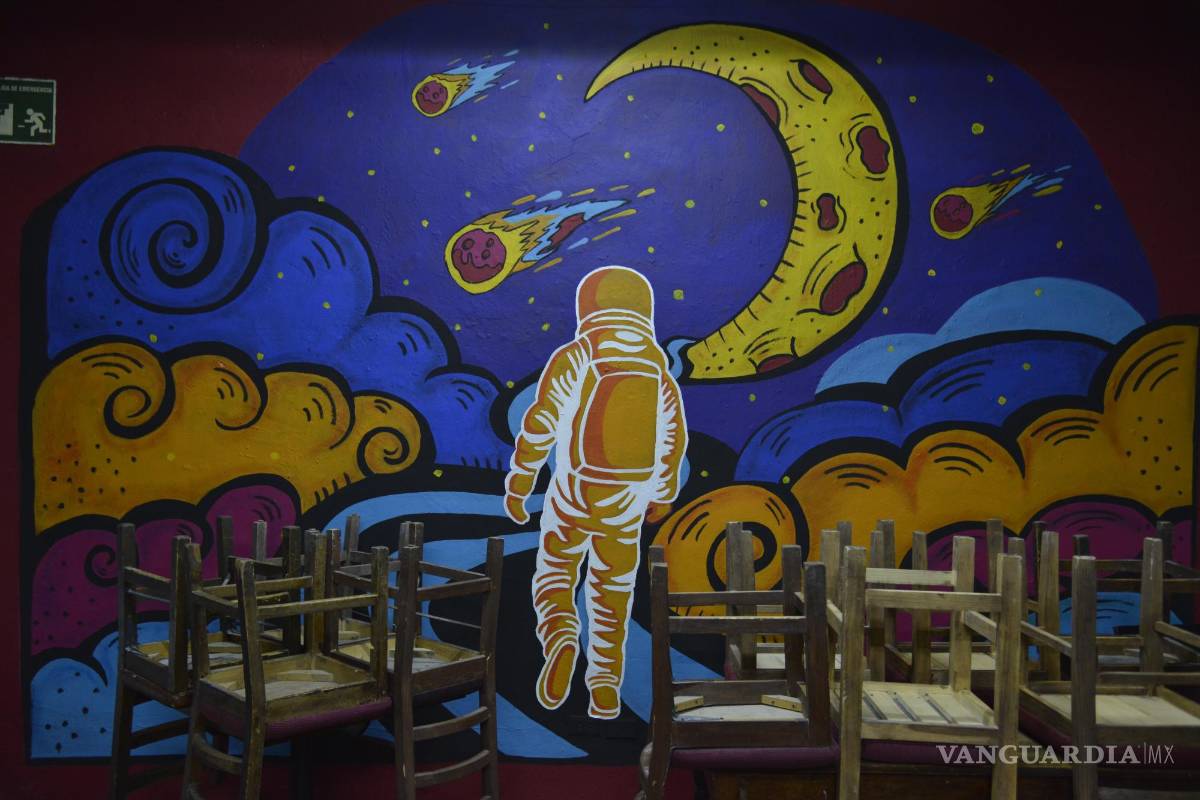 Jess Silva crea mural intergaláctico en el Cerdo de Babel