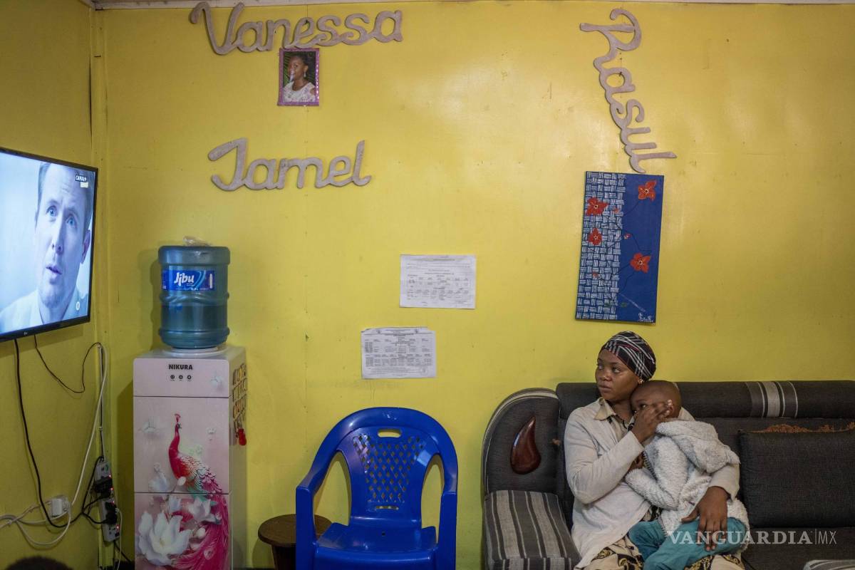 $!Vanessa Emedy y su hijo ven televisión en su casa de Goma, República Democrática del Congo.