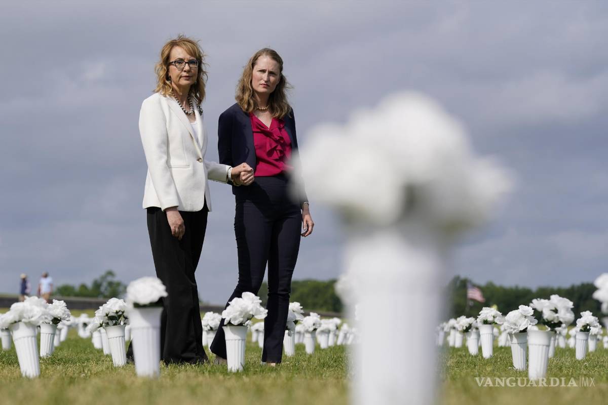 $!La excongresista y sobreviviente de la violencia armada Gabby Giffords (d) y Robin Lloyd, director general de Giffords, en el Monumento a la Violencia Armada.