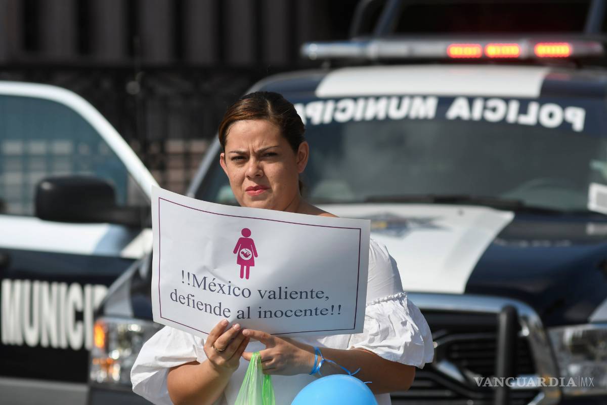 $!Marchan en Saltillo a favor de la vida y la familia tradicional; en 17 estados, en pro del aborto
