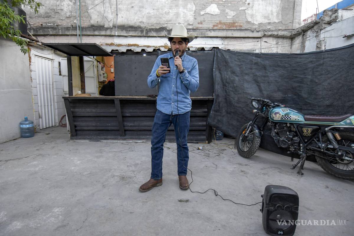 $!La velada en Cobalto Coffee se convierte en un espacio de expresión libre donde los participantes comparten sus versos sin restricciones formales, permitiendo que la poesía fluya de manera orgánica.