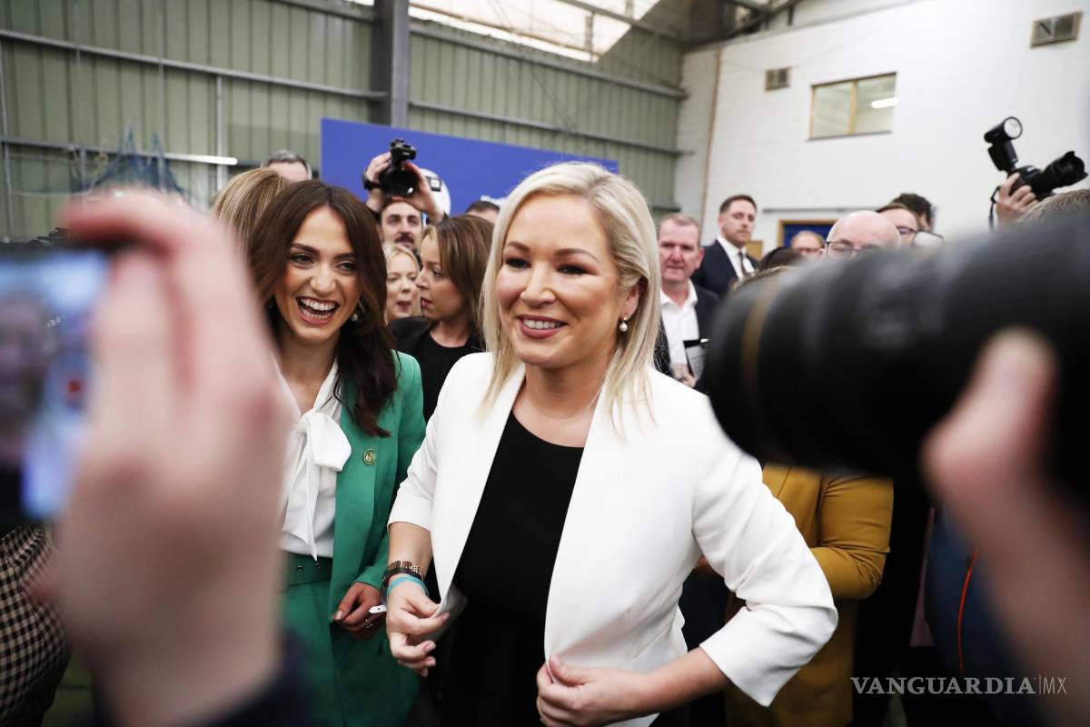 $!La vicepresidenta de Sinn Fein, Michelle O’Neill (c) celebra con colegas del partido.