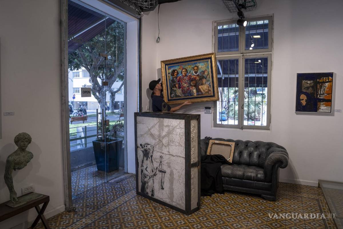 $!Una pintura del grafitero británico Banksy que fue misteriosamente sacada de la Cisjordania ocupada se expone en la Urban Gallery en Tel Aviv, Israel.