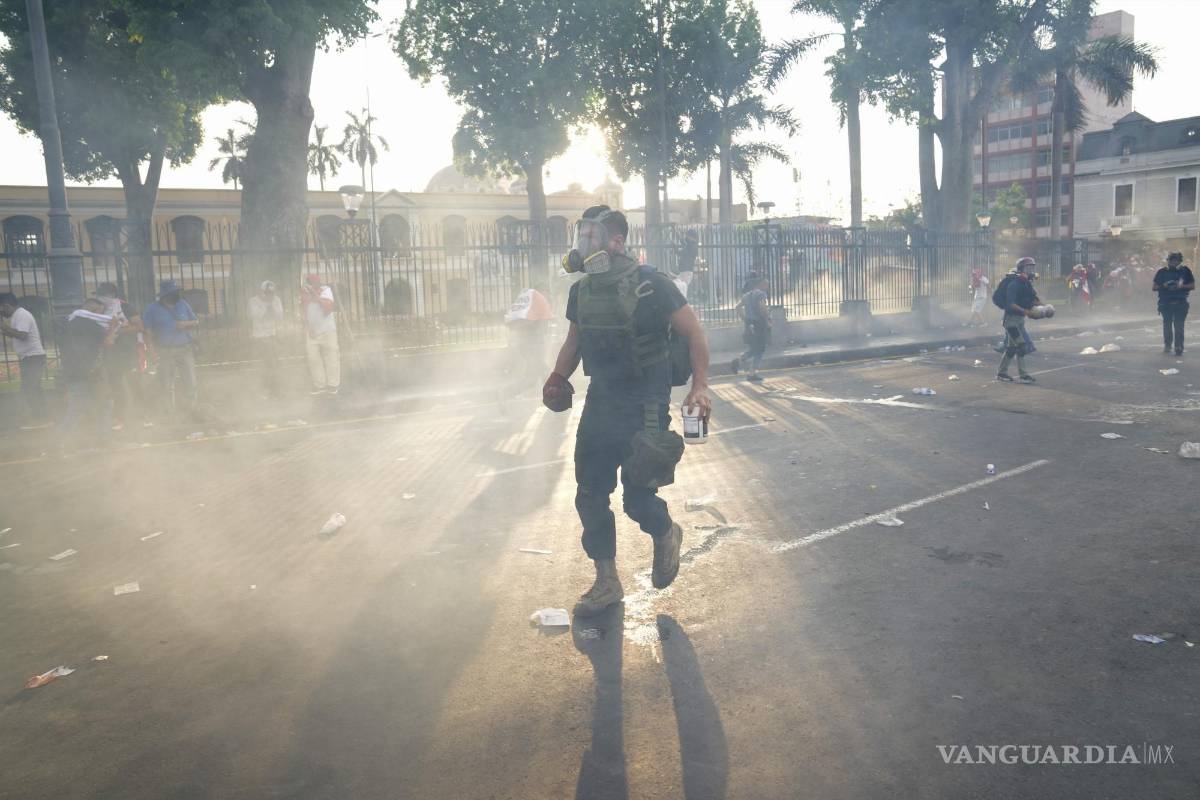 $!Manifestantes de oposición se enfrentan a la policía en las protestan en Lima, Perú.