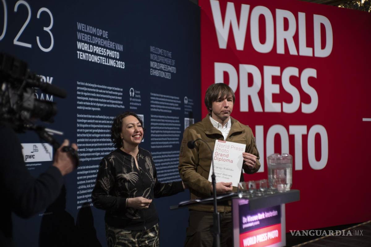 $!World Press Photo of the Year award winner, Associated Press photographer Evgeniy Maloletka, right, receives the diploma from Joumana El Zein Khoury, executive director of the World Press Photo Foundation, left, for his winning image of a pregnant woman being carried through the wreckage of a maternity hospital after a Russian military strike in Mariupol, Ukraine, during a press conference announcing the winners in Amsterdam, Netherlands, Thursday, April 20, 2023. ()