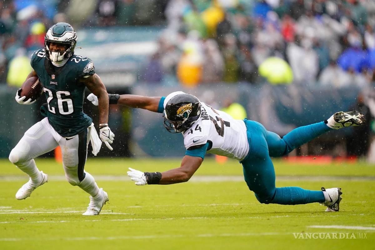 $!Miles Sanders, de los Philadelphia Eagles, corre con el balón y supera a Travon Walker, de los Jacksonville Jaguars en Filadelfia.