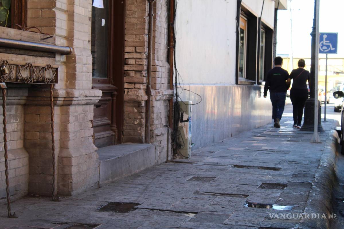 $!Banquetas deterioradas en la calle Juárez a un costado del Palacio de Gobierno.