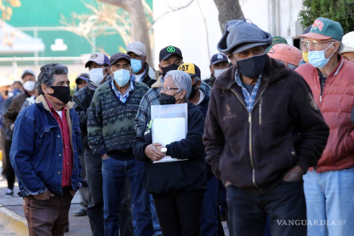Exponen abuelitos de Saltillo su salud para cobrar pensión en Banamex