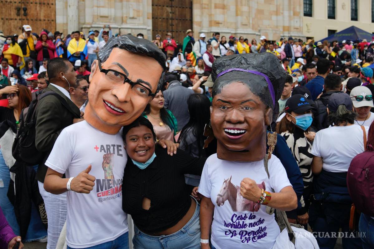 $!Partidarios del presidente Gustavo Petro, con máscaras de él y de la nueva vicepresidenta Francia Márquez esperan la ceremonia de juramento.