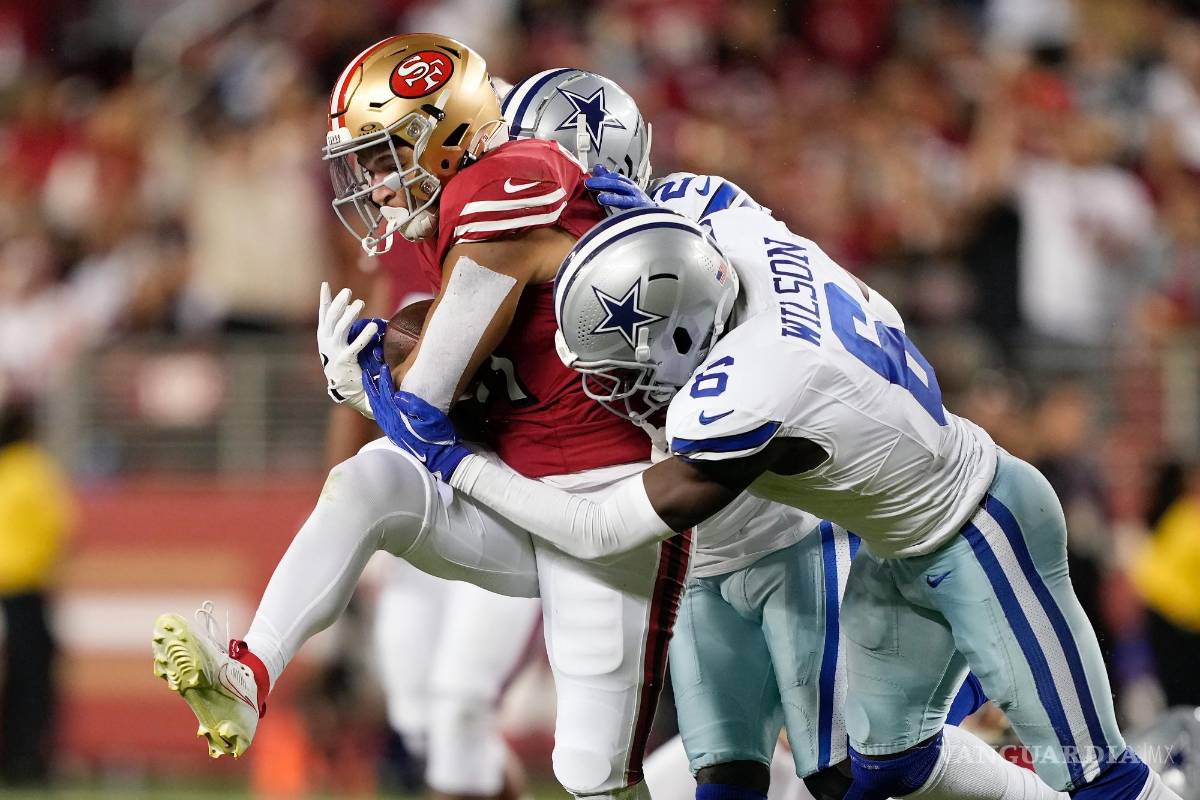 $!El corredor de los San Francisco 49ers, Isaac Guerendo, (i), corre contra el safety de los Dallas Cowboys, Donovan Wilson (6), y el esquinero Jourdan Lewis.