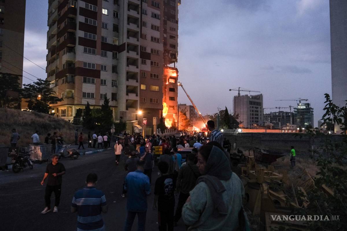 $!Un edificio en la calle Saadat Abad resultó dañado tras un ataque israelí en Teherán, Irán.