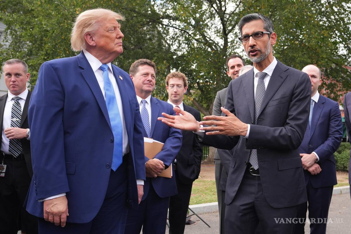 $!El presidente Donald Trump escucha al CEO de Google, Sundar Pichai, hablar con los periodistas tras la reuniión con altos ejecutivos de empresas de IA.
