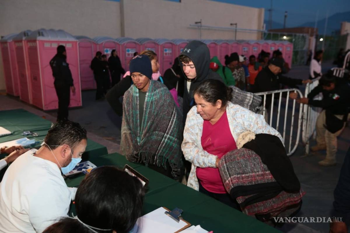 $!Arriban a Saltillo mil 900 migrantes; abren mega albergue