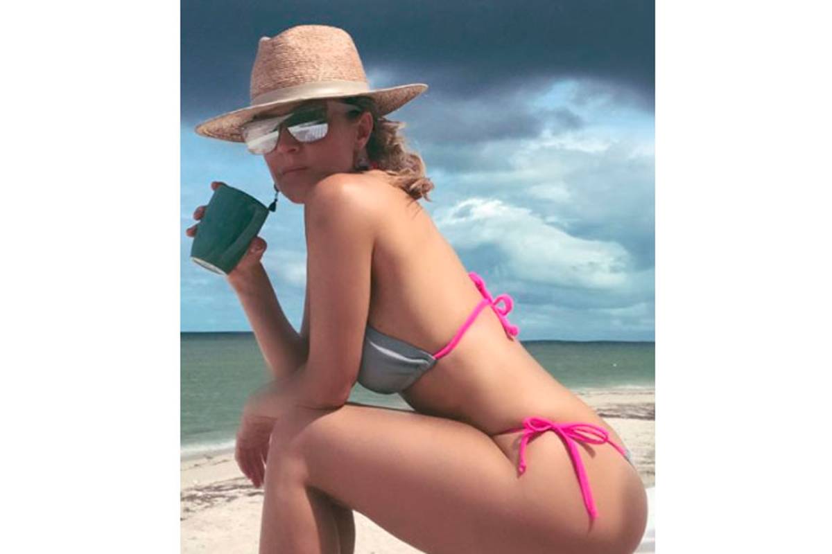 Fey sorprende luciendo sensual figura en bikini