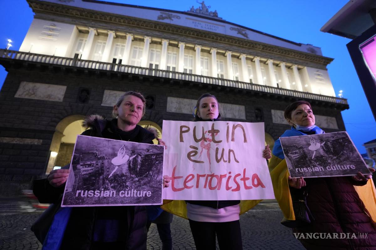 $!Manifestantes protestan afuera del Teatro San Carlo en Nápoles, Italia.