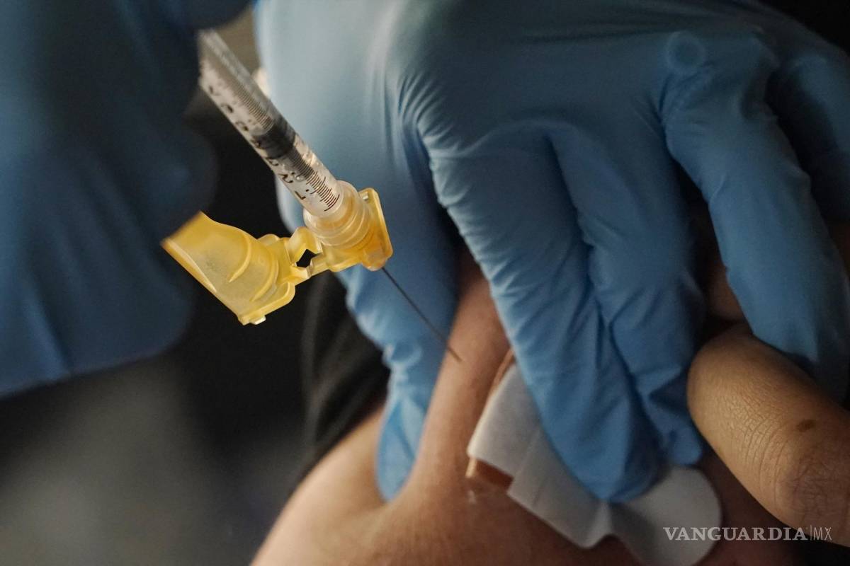 Aprueba EU otra vacuna de refuerzo contra COVID-19