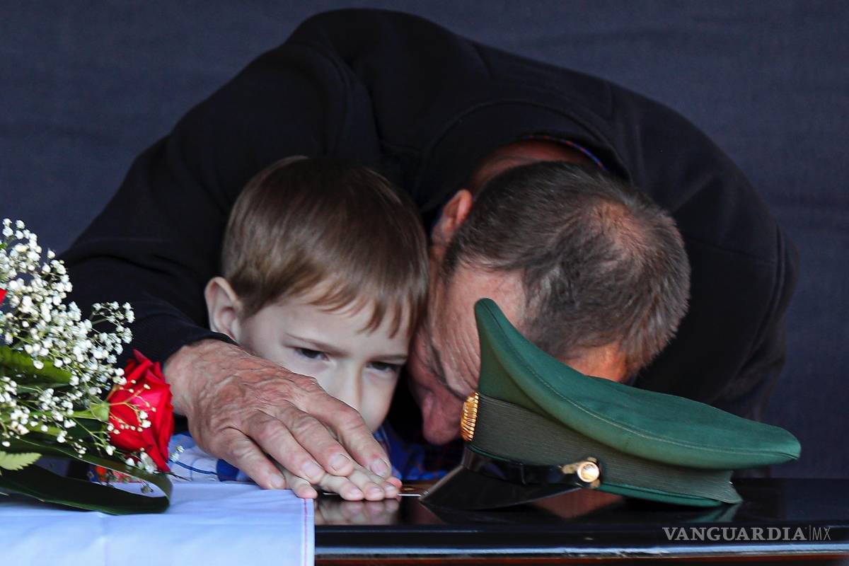 $!El padre y el hijo del sargento del ejército ruso, Daniil Dumenko asesinado en Ucrania en una ceremonia en Volzhsky, en las afueras de Volgogrado, Rusia.