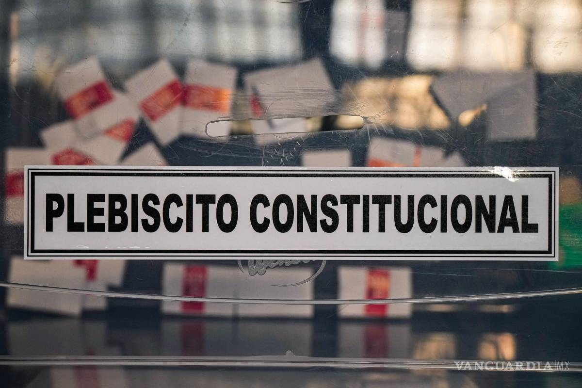 $!Una caja contiene boletas simuladas colocadas allí para una demostración de votación ante la prensa en la antigua estación de tren de Mapocho.