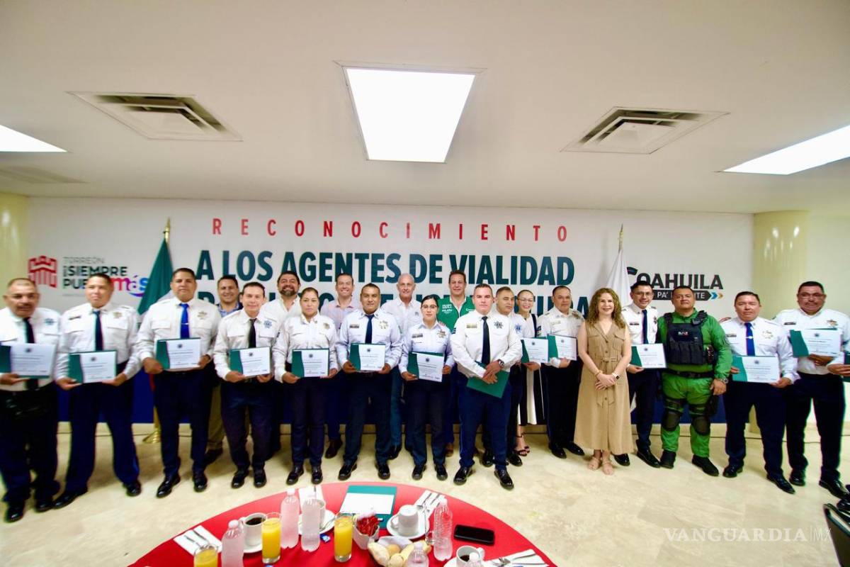 $!Servidores públicos celebran la culminación de sus estudios con el respaldo del gobierno municipal.