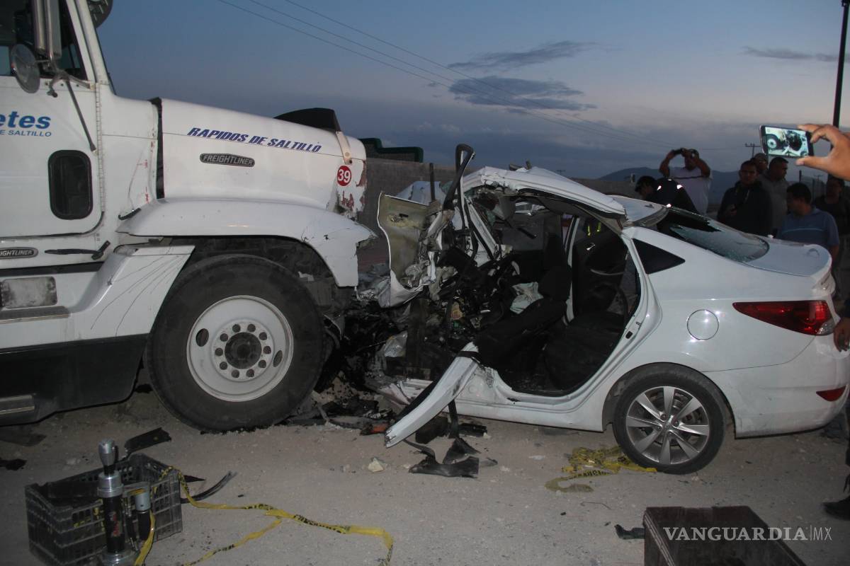 Joven queda prensada tras chocar con un tráiler en carretera Saltillo-Derramadero