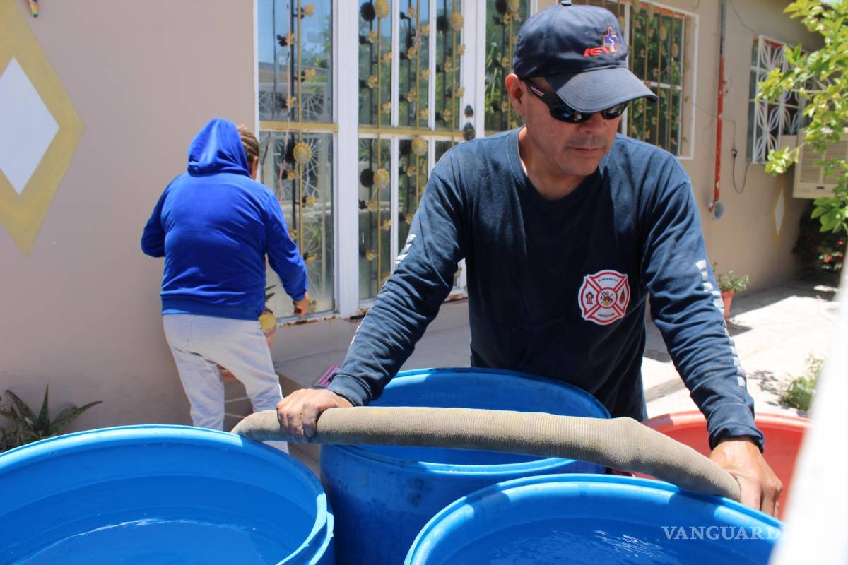 $!La sequía más prolonga en Coahuila tiene muchos efectos, entre ellos el desabasto de agua para consumo humano, por lo que en muchas colonias tienen que llevar los gobiernos agua en pipas.