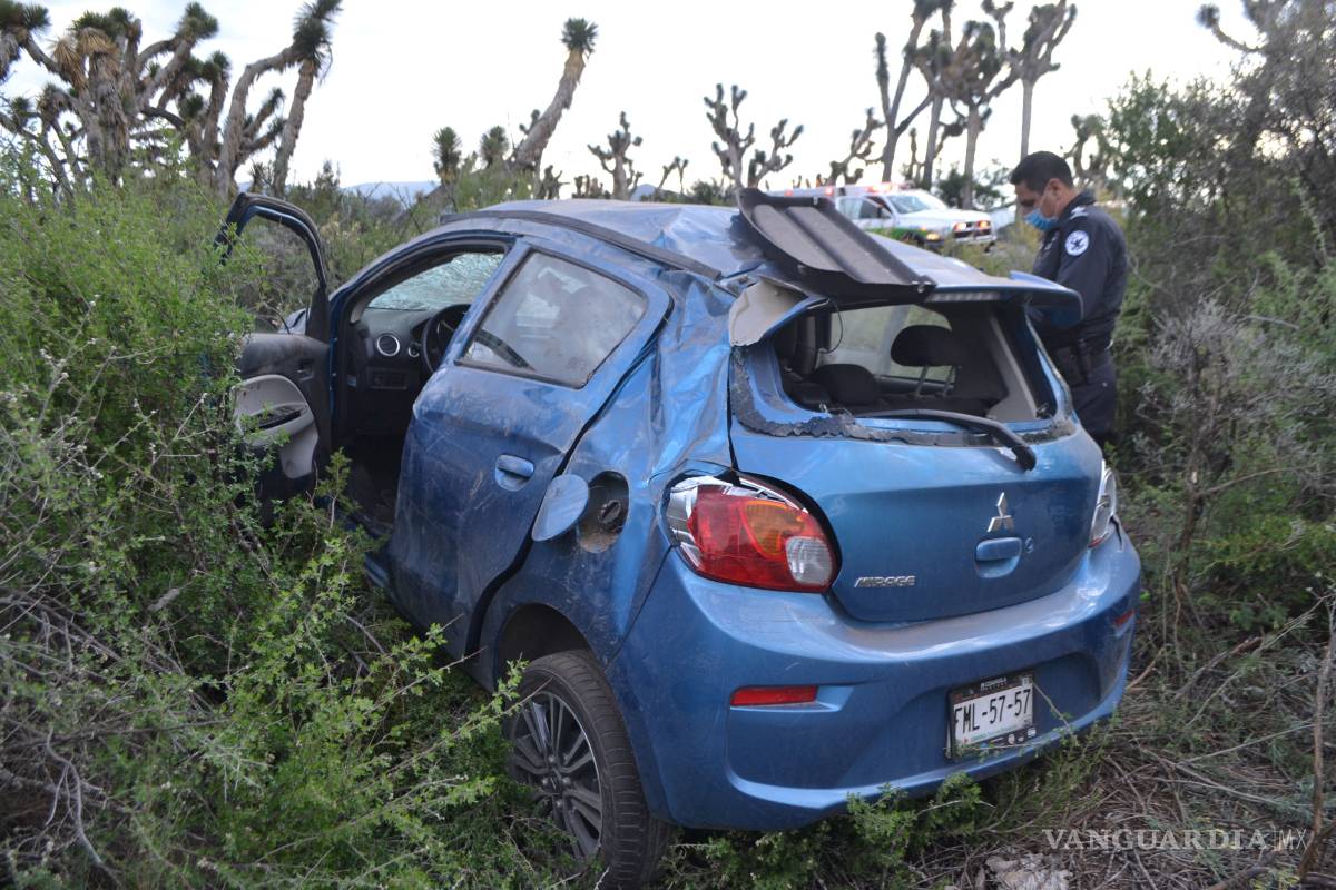 Da varias volteretas en su pequeño vehículo