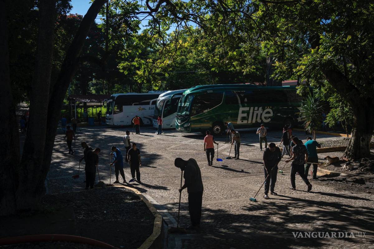 $!Un estudiante de primer año barre el suelo en una zona de aparcamiento en la escuela Normal Rural Raúl Isidro Burgos, en Ayotzinapa, en el estado de Guerrero.