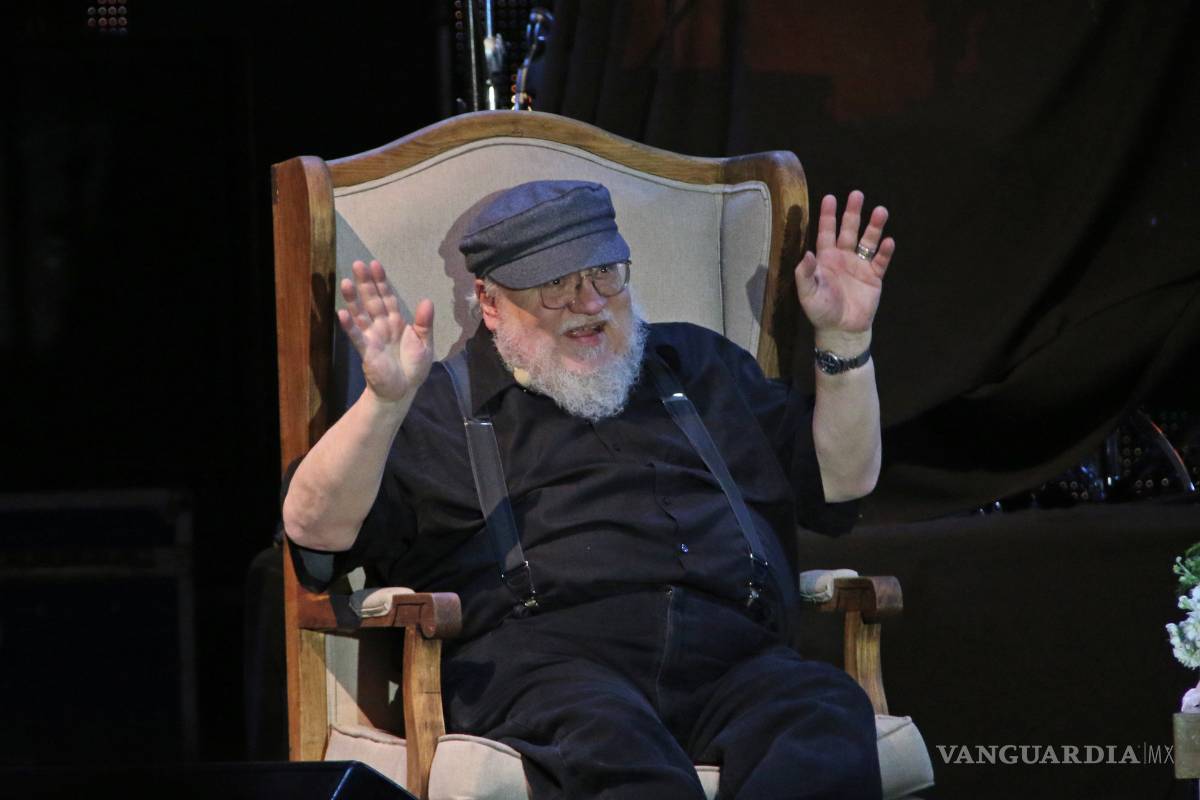 $!George R.R. Martin se sienta en el trono de Guadalajara