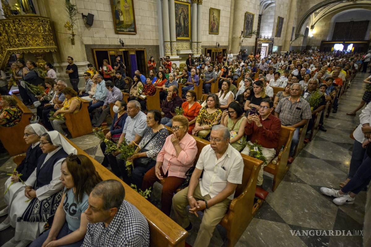 $!Los feligreses de Saltillo se preparan para participar en la Vigilia Pascual, que se llevará a cabo en la Catedral de Santiago y la Capilla del Santo Cristo.