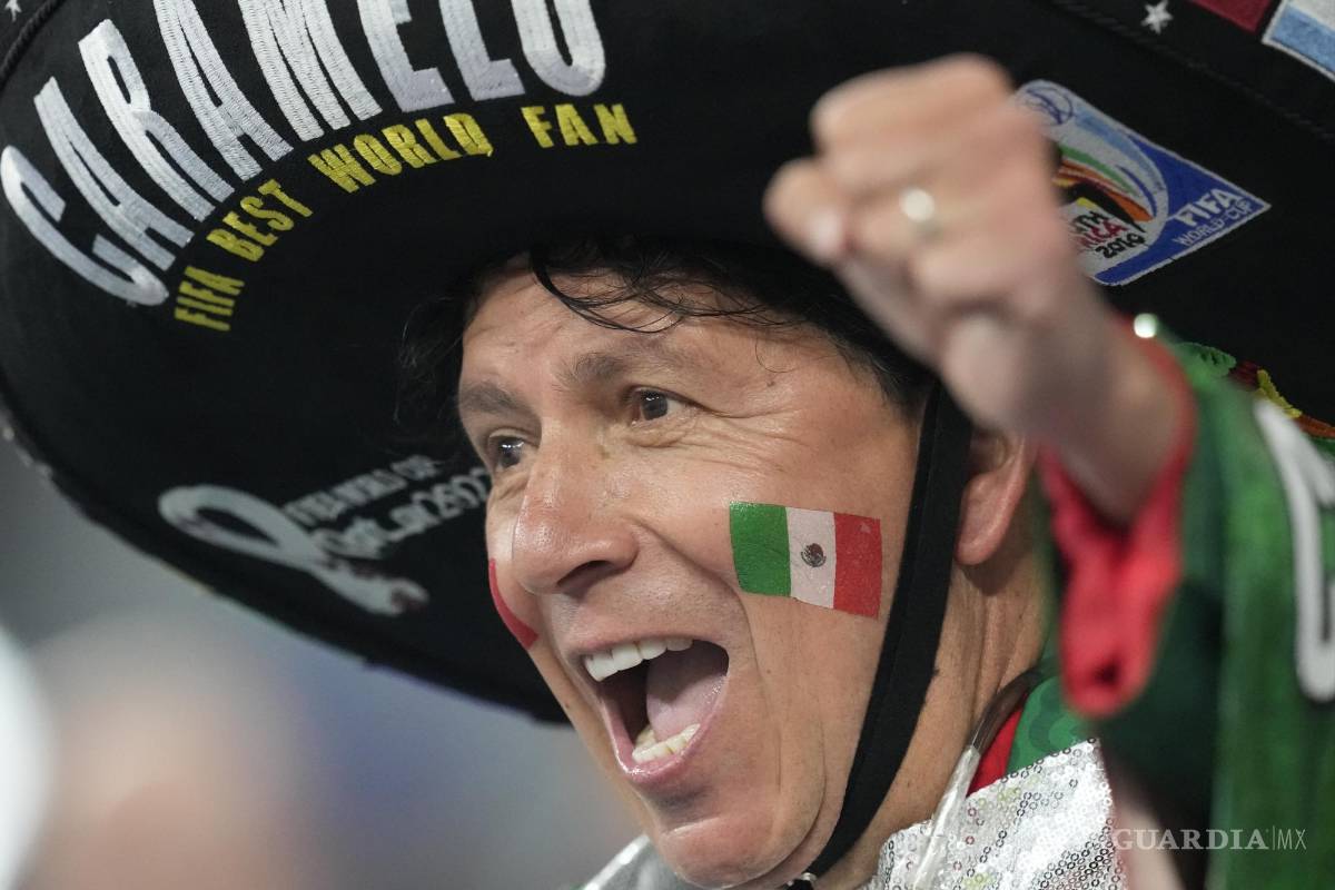 $!Un hincha del equipo de México aclama durante los calentamientos antes del partido de fútbol entre México y Polonia, en el Estadio 974 en Doha, Qatar.