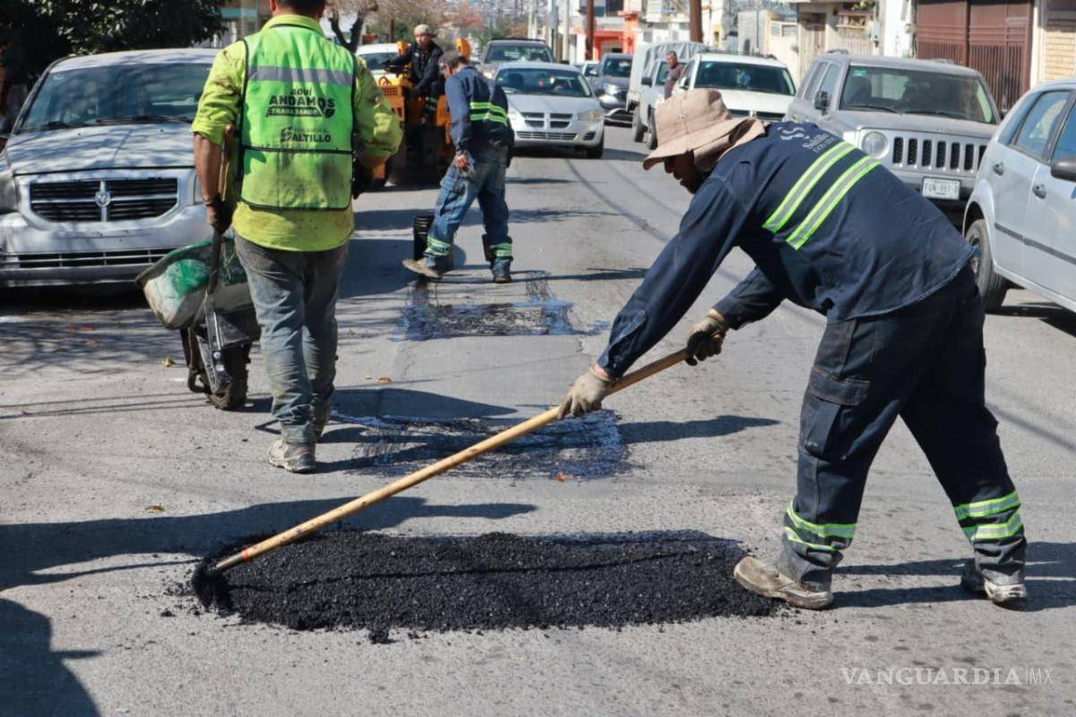 $!Los trabajos de bacheo y reparación se llevan a cabo de manera simultánea en colonias del sur, norte, oriente, poniente y centro de la ciudad.