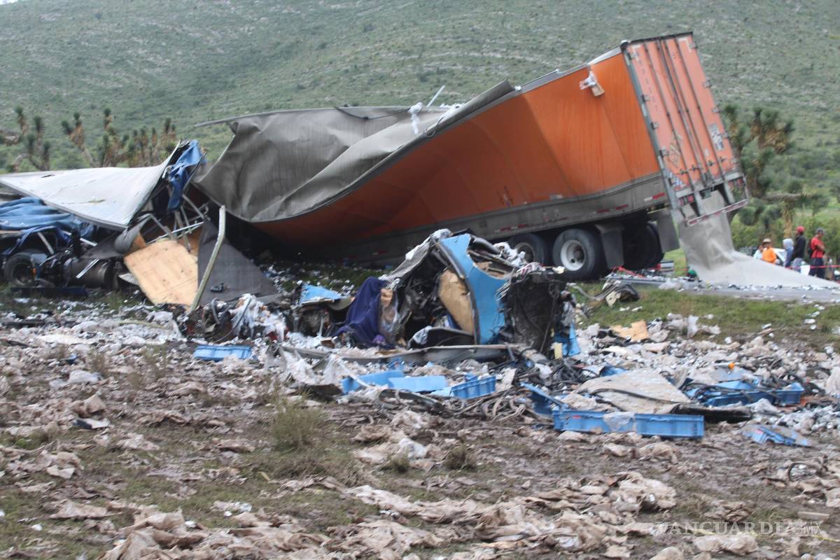 Tres personas pierden la vida en choque de tráileres, en Arteaga