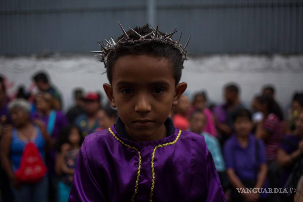 $!Fieles del Nazareno de San Pablo acompañan la procesión anual del Miércoles Santo en la Basílica de Santa Teresa en Caracas, Venezuela.