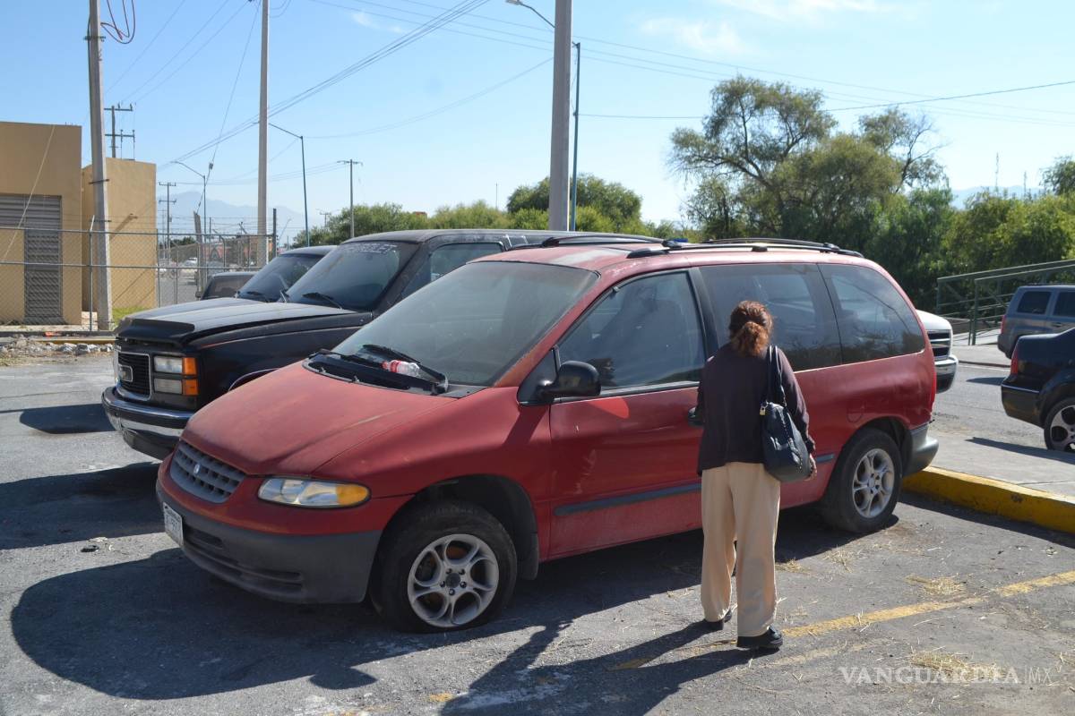 Dueños exigen entrega de camioneta recuperada en Saltillo