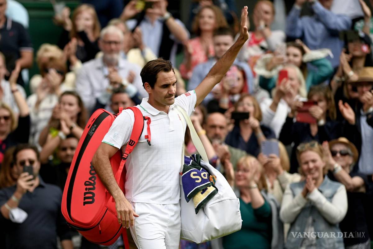 $!Roger Federer después del partido de cuartos de final contra Hubert Hurkacz en el Campeonato de Wimbledon, en Wimbledon, Gran Bretaña, el 07 de julio de 2021.
