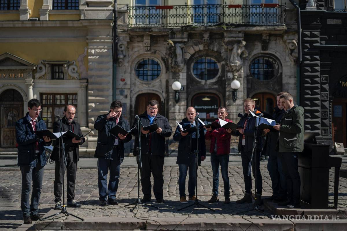 $!Miembros de un coro cantan durante un concierto organizado por la Filarmónica Nacional de Leópolis en el centro de la ciudad de Leópolis, Ucrania.