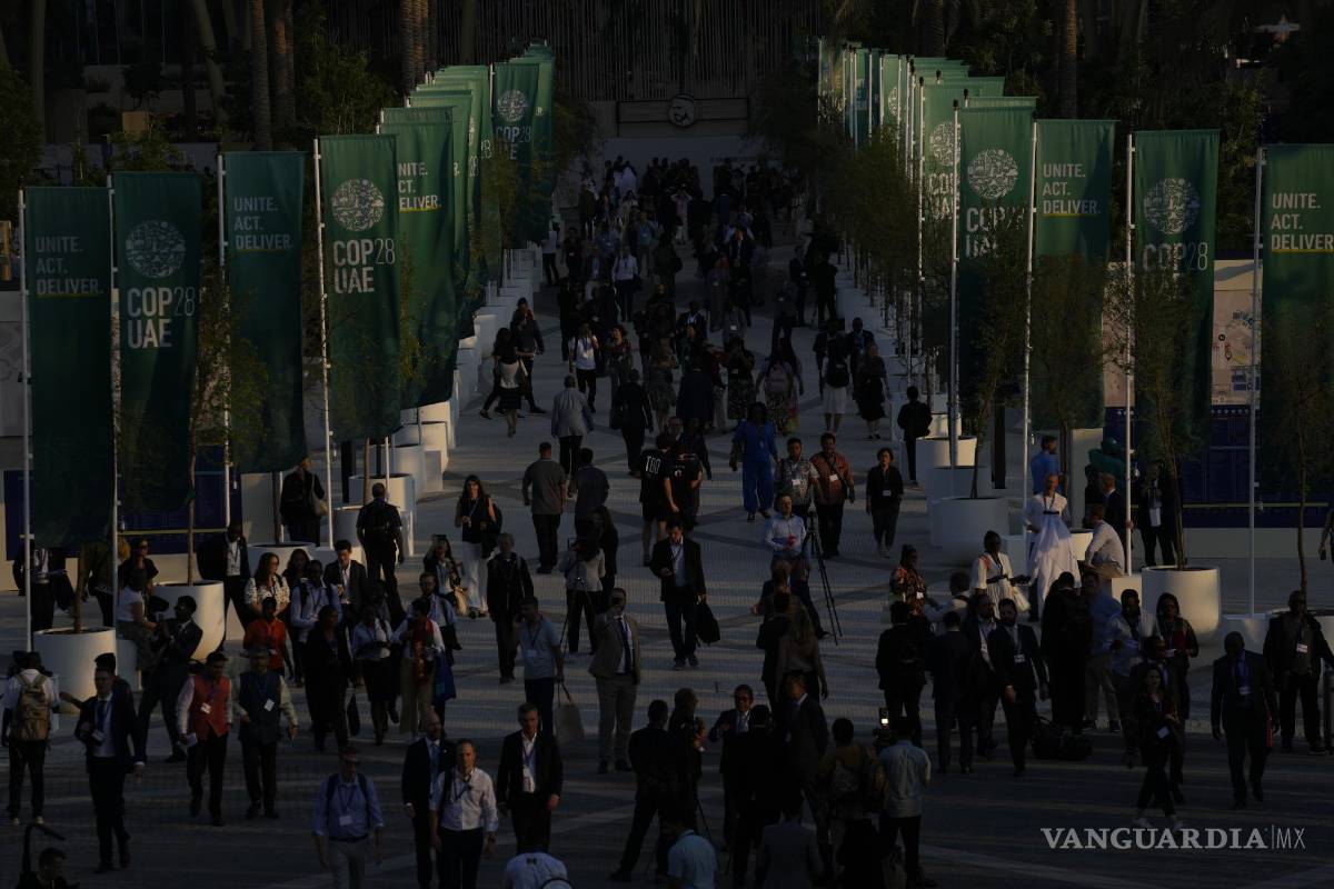 $!Gente caminando por el recinto de la cumbre climática COP28 mientras se pone el sol, el 2 de diciembre de 2023 en Dubái, Emiratos Árabes Unidos.