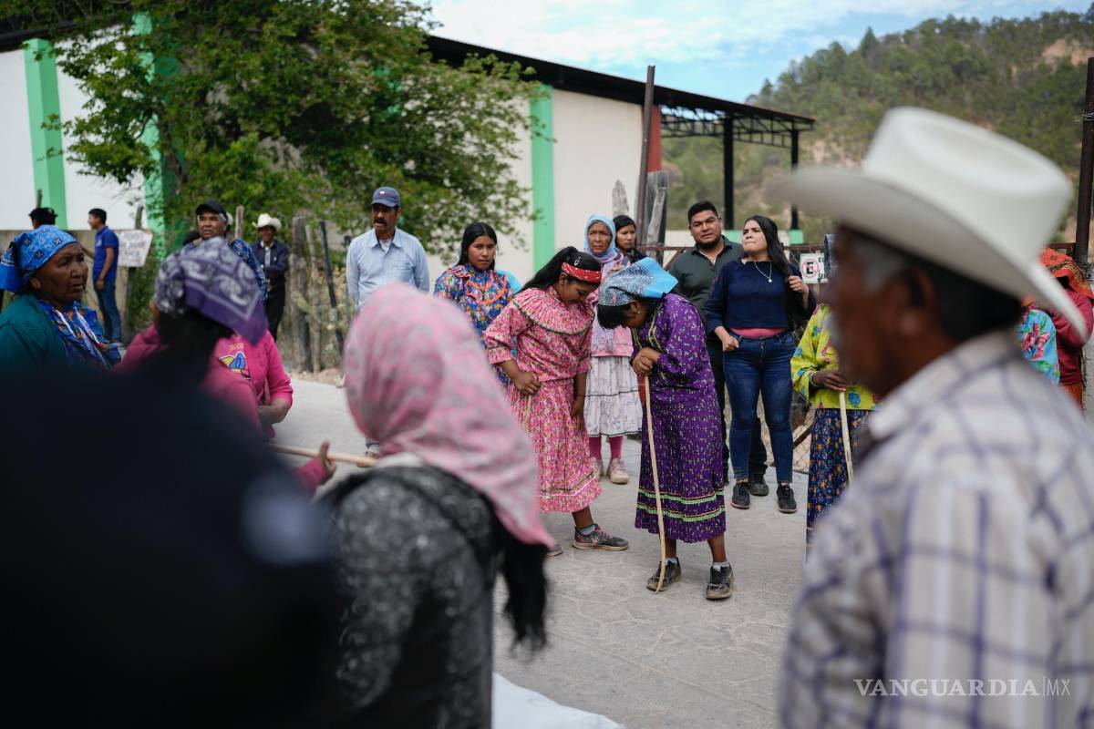$!La corredora rarámuri Evelyn Rascón habla con una compañera de equipo antes del inicio de la carrera de Arihueta en Cuiteco, México.