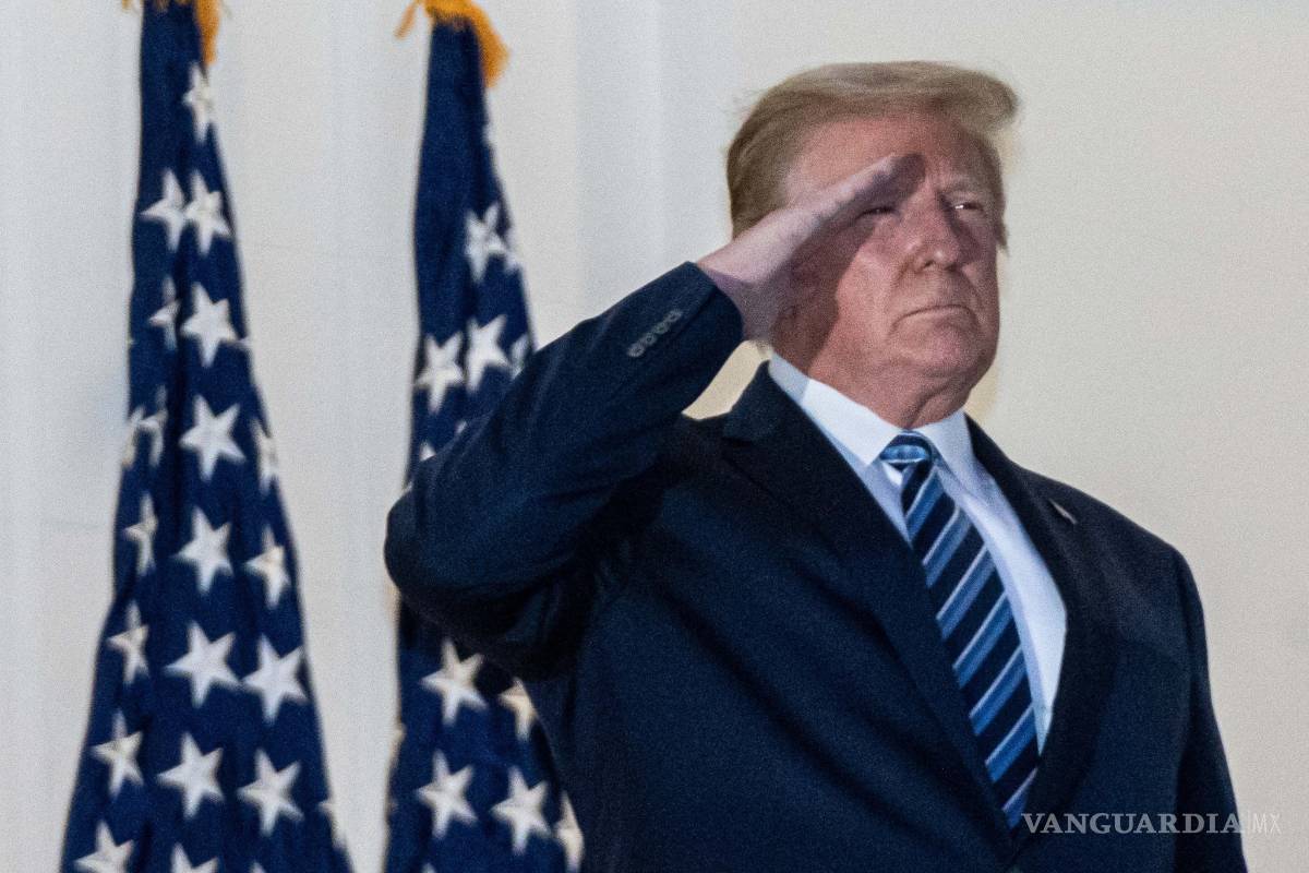 $!Al llegar a la Casa Blanca, tras ser dado de alta, Donald Trump se quita el cubrebocas